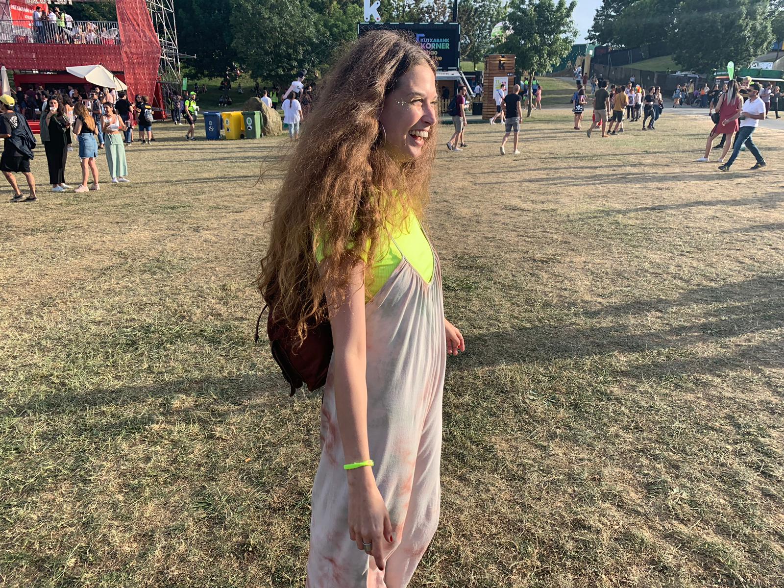 'TIE-DYE': el estampado estrella del festival. María Gómez es experta en tendencias. Esta bilbaína de 28 años mezcla un top en color neón y un peto con estampado tie-dye sin dificultad. ¡El resultado es alucinante! Tiene una fuerte predilección por las prendas coloridas, aunque cuando el negro invade su ‘outfit’ lo hace en su totalidad con un ‘total black’. 