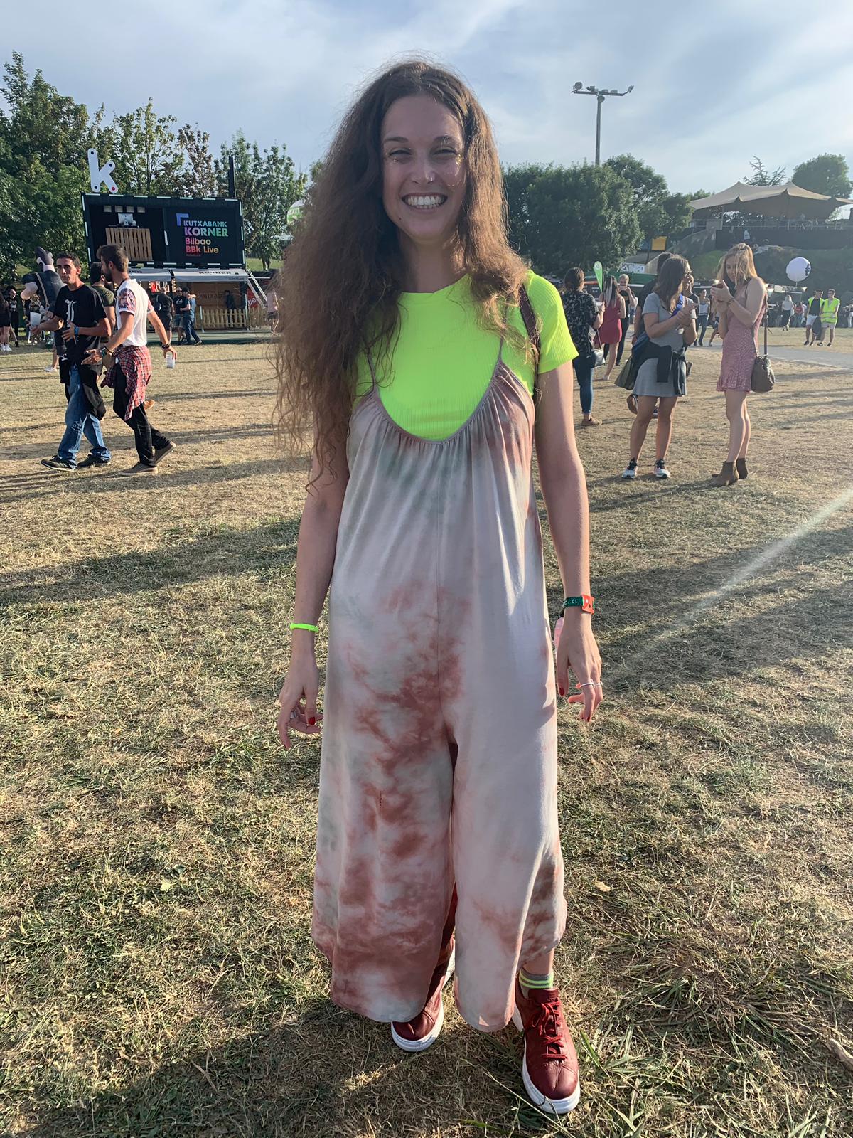 'TIE-DYE': el estampado estrella del festival. María Gómez es experta en tendencias. Esta bilbaína de 28 años mezcla un top en color neón y un peto con estampado tie-dye sin dificultad. ¡El resultado es alucinante! Tiene una fuerte predilección por las prendas coloridas, aunque cuando el negro invade su ‘outfit’ lo hace en su totalidad con un ‘total black’. 