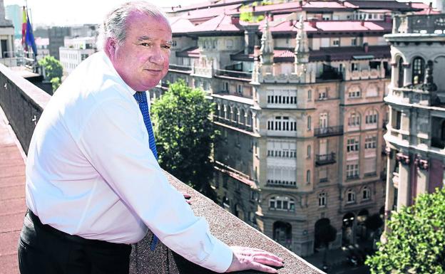 Roberto Larrañaga, en la terraza de la sede de Confebask, en el centro de la capital vizcaína.