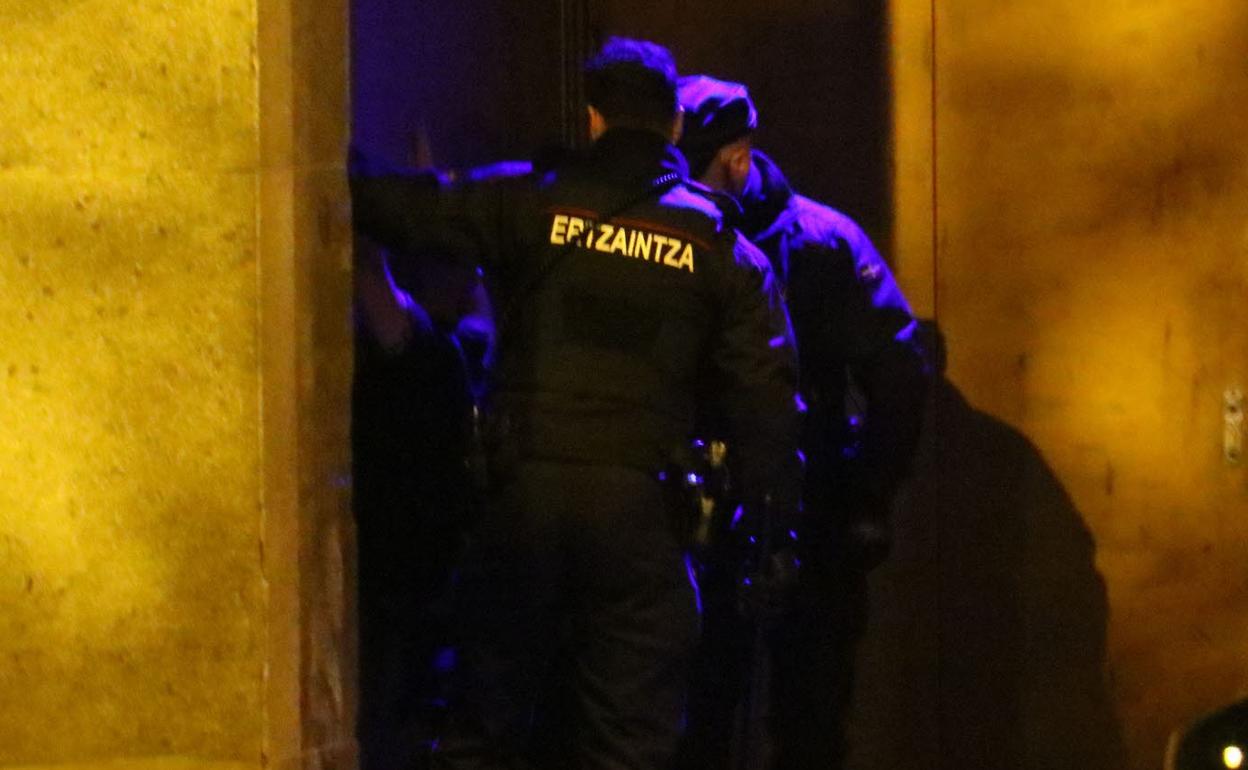 Varios agentes de la Ertzaintza, en una operación nocturna. 