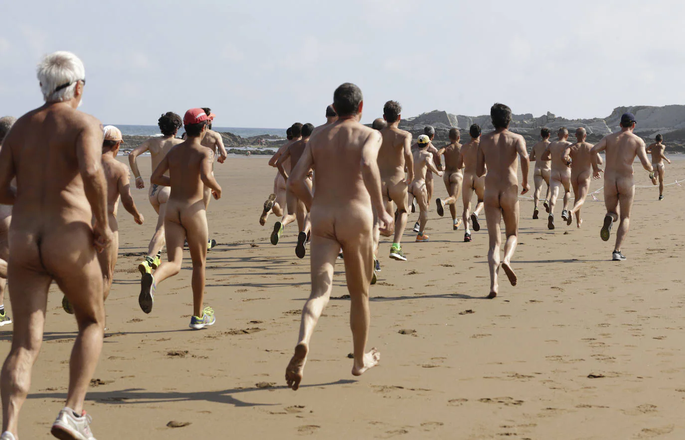 Fotos: Las imágenes de la carrera nudista de Sopela