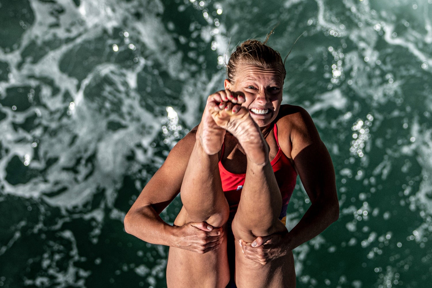 Rhiannan Iffland de Australia se zambulle desde la plataforma de 21 metros en Raouche