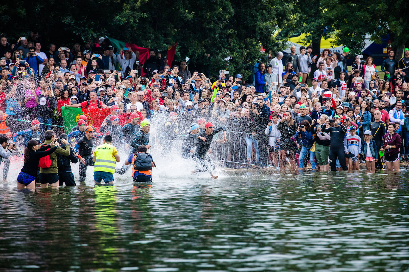 Unas 2.100 personas participan en el Iroman de Vitoria, que consta de una prueba de 3,8 kilómetros a nado en el embalse de Ullibarri, de otra de ciclismo de 180 kilómetros y de una maratón de 42,2 kilómetros.