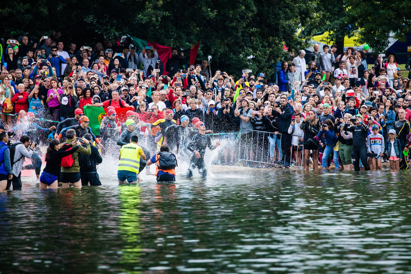 Unas 2.100 personas participan en el Iroman de Vitoria, que consta de una prueba de 3,8 kilómetros a nado en el embalse de Ullibarri, de otra de ciclismo de 180 kilómetros y de una maratón de 42,2 kilómetros.