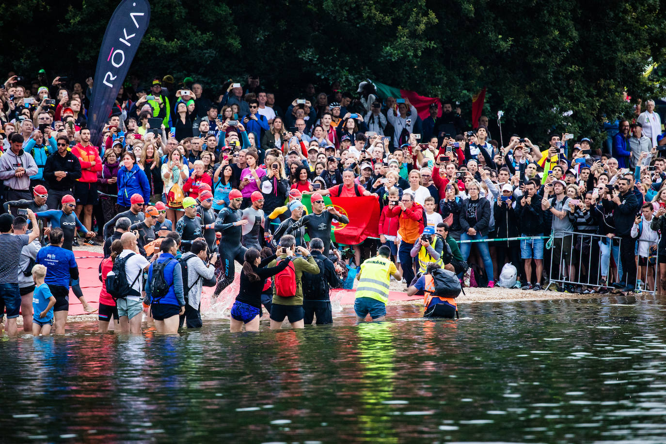 Unas 2.100 personas participan en el Iroman de Vitoria, que consta de una prueba de 3,8 kilómetros a nado en el embalse de Ullibarri, de otra de ciclismo de 180 kilómetros y de una maratón de 42,2 kilómetros.