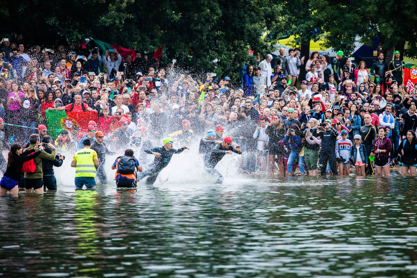 Unas 2.100 personas participan en el Iroman de Vitoria, que consta de una prueba de 3,8 kilómetros a nado en el embalse de Ullibarri, de otra de ciclismo de 180 kilómetros y de una maratón de 42,2 kilómetros.