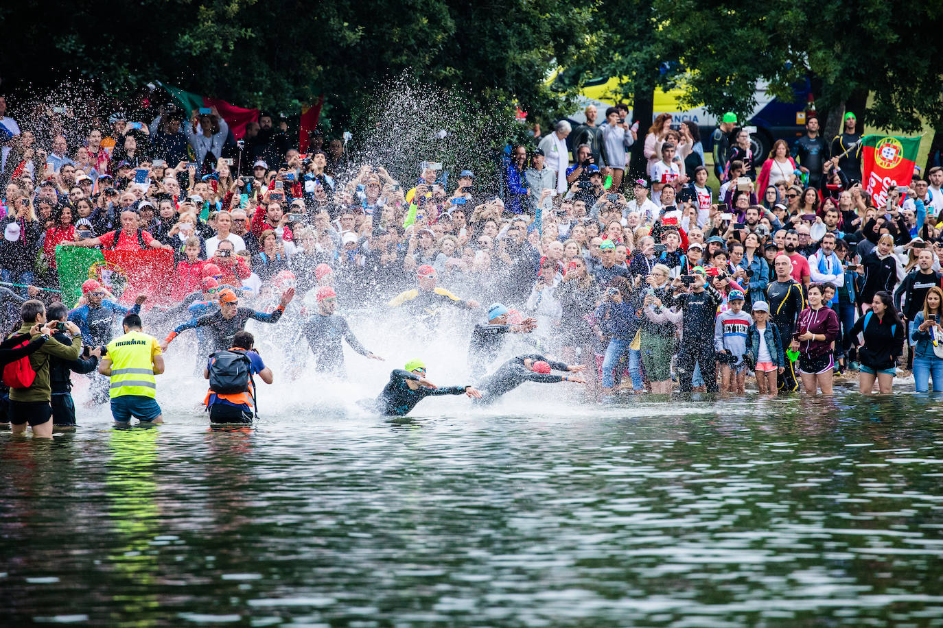 Unas 2.100 personas participan en el Iroman de Vitoria, que consta de una prueba de 3,8 kilómetros a nado en el embalse de Ullibarri, de otra de ciclismo de 180 kilómetros y de una maratón de 42,2 kilómetros.