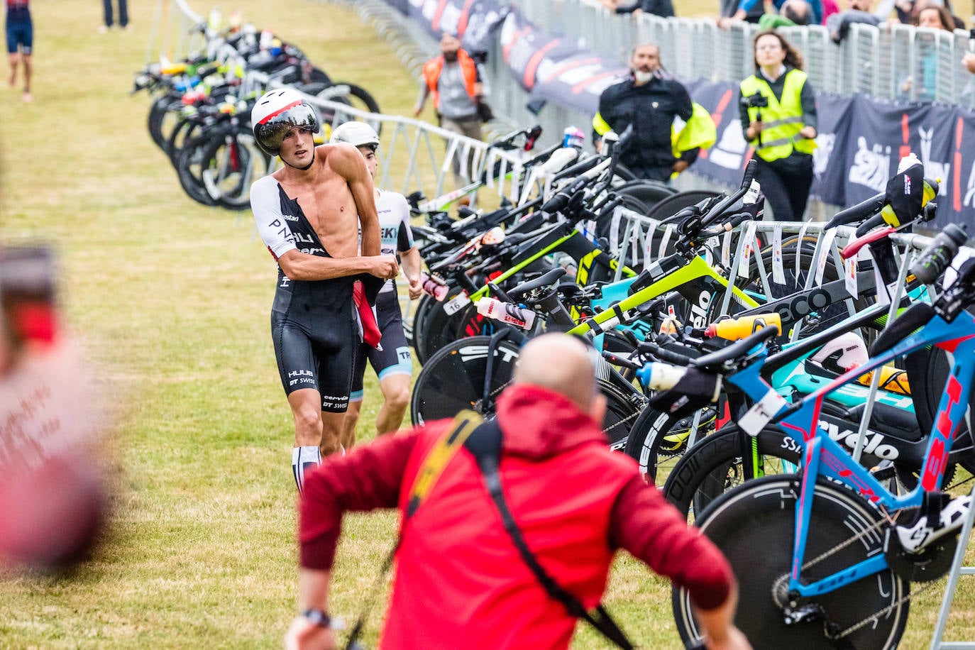 Unas 2.100 personas participan en el Iroman de Vitoria, que consta de una prueba de 3,8 kilómetros a nado en el embalse de Ullibarri, de otra de ciclismo de 180 kilómetros y de una maratón de 42,2 kilómetros.