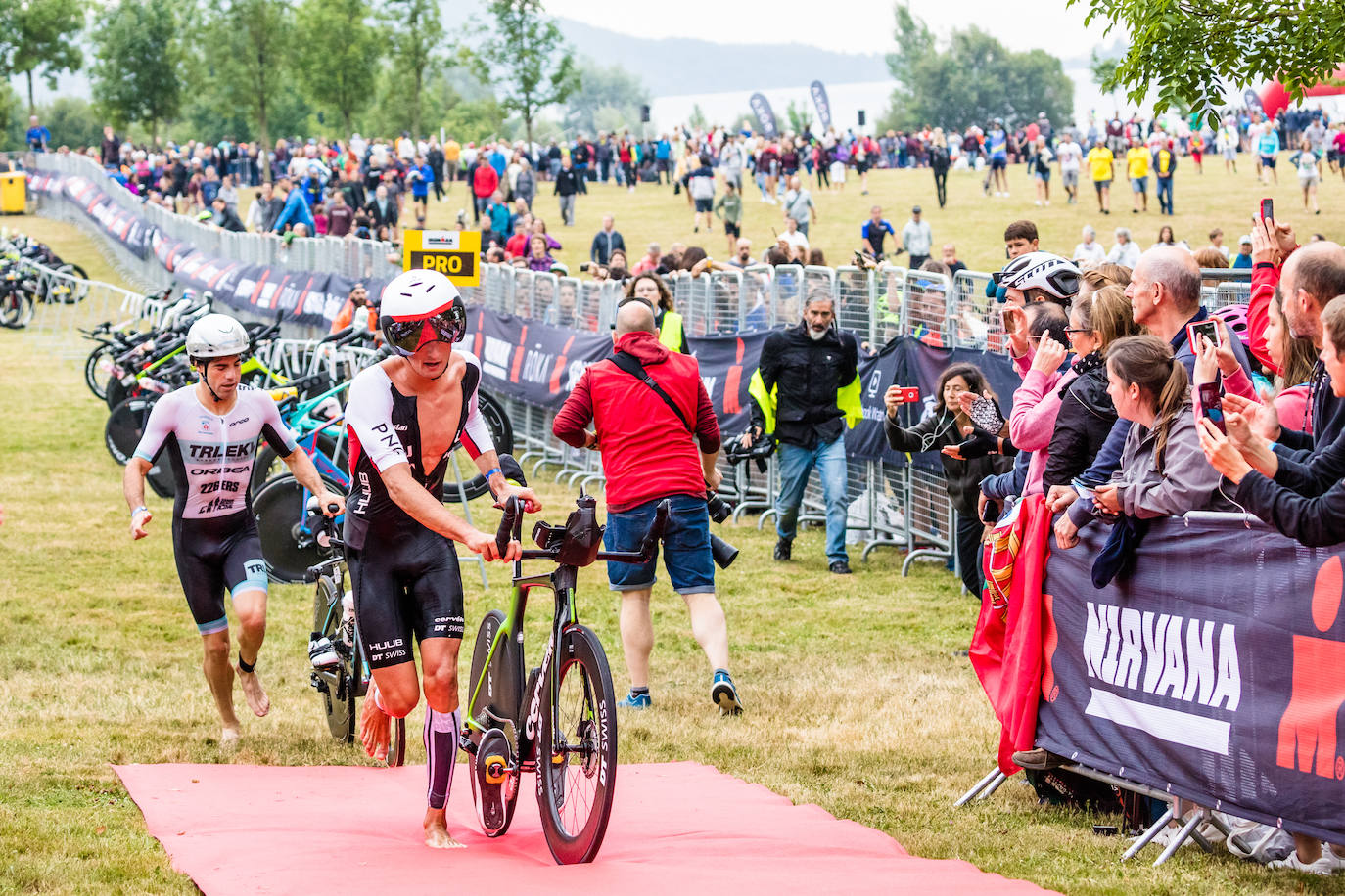 Unas 2.100 personas participan en el Iroman de Vitoria, que consta de una prueba de 3,8 kilómetros a nado en el embalse de Ullibarri, de otra de ciclismo de 180 kilómetros y de una maratón de 42,2 kilómetros.