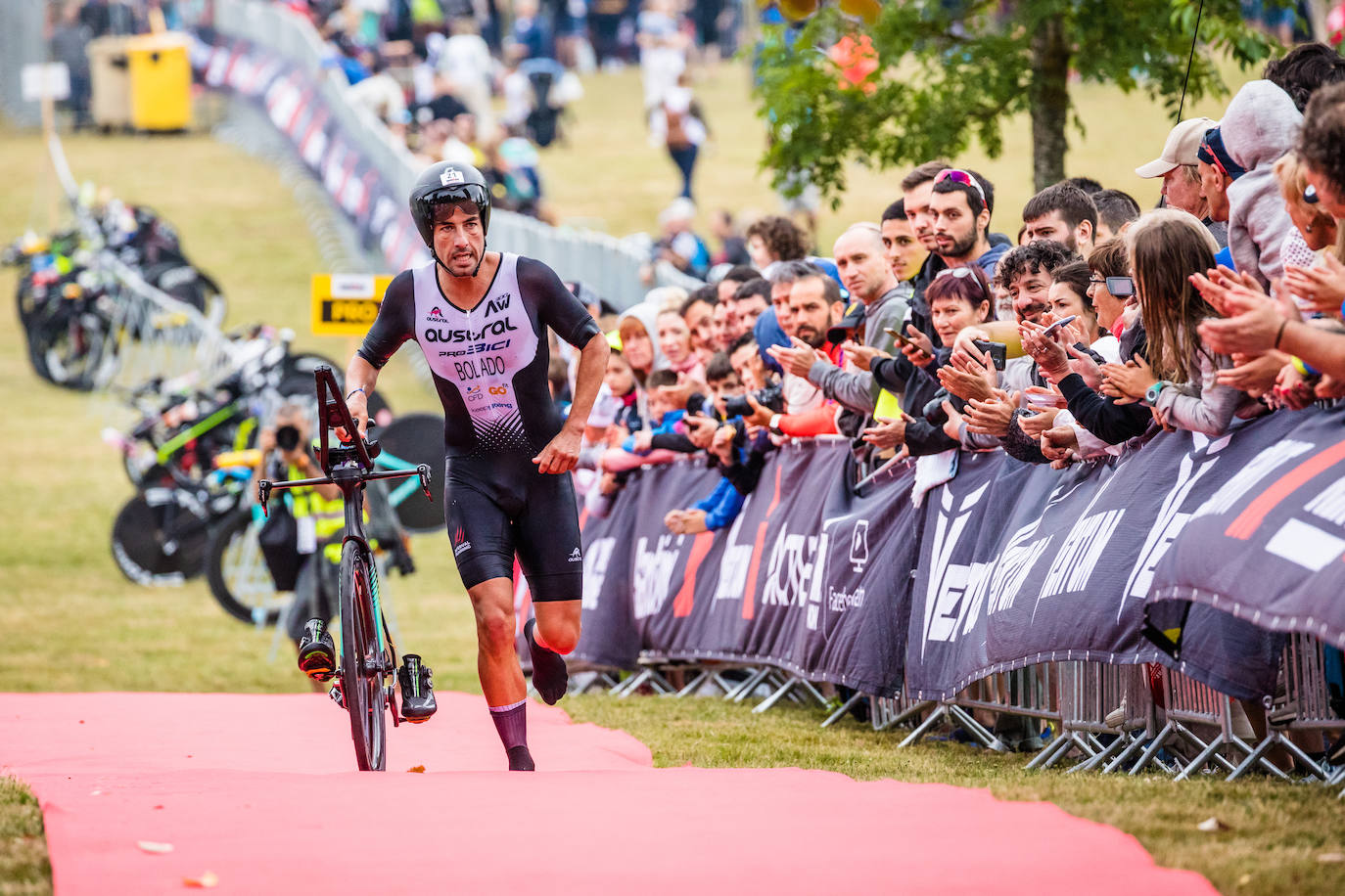 Unas 2.100 personas participan en el Iroman de Vitoria, que consta de una prueba de 3,8 kilómetros a nado en el embalse de Ullibarri, de otra de ciclismo de 180 kilómetros y de una maratón de 42,2 kilómetros.