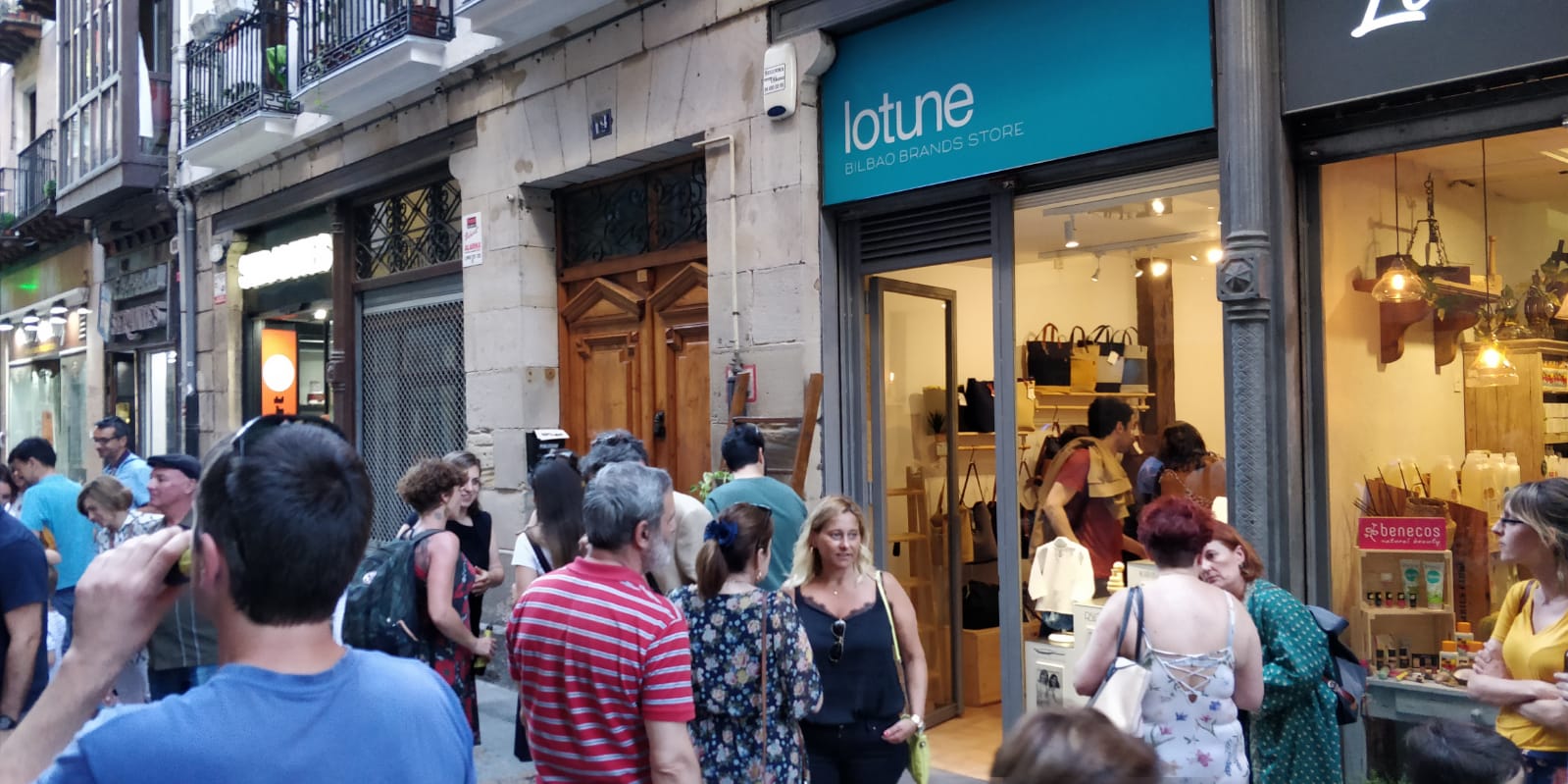 Estas emprendedoras salen de sus talleres para establecerse en un comercio de la calle Carnicería Vieja, donde venden y dan visibilidad a sus artículos hechos a mano