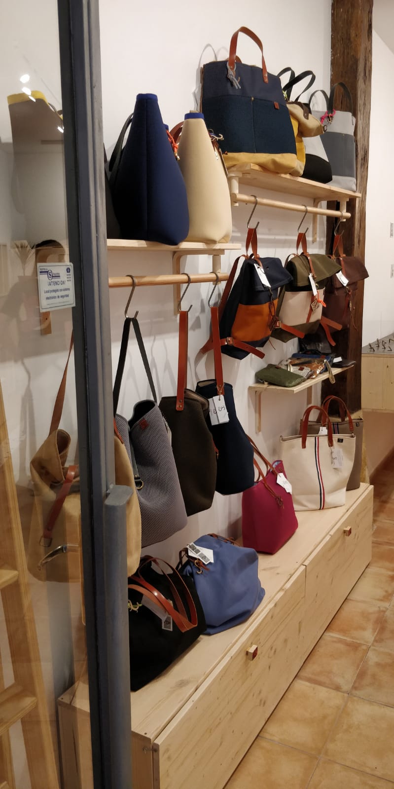 Estas emprendedoras salen de sus talleres para establecerse en un comercio de la calle Carnicería Vieja, donde venden y dan visibilidad a sus artículos hechos a mano