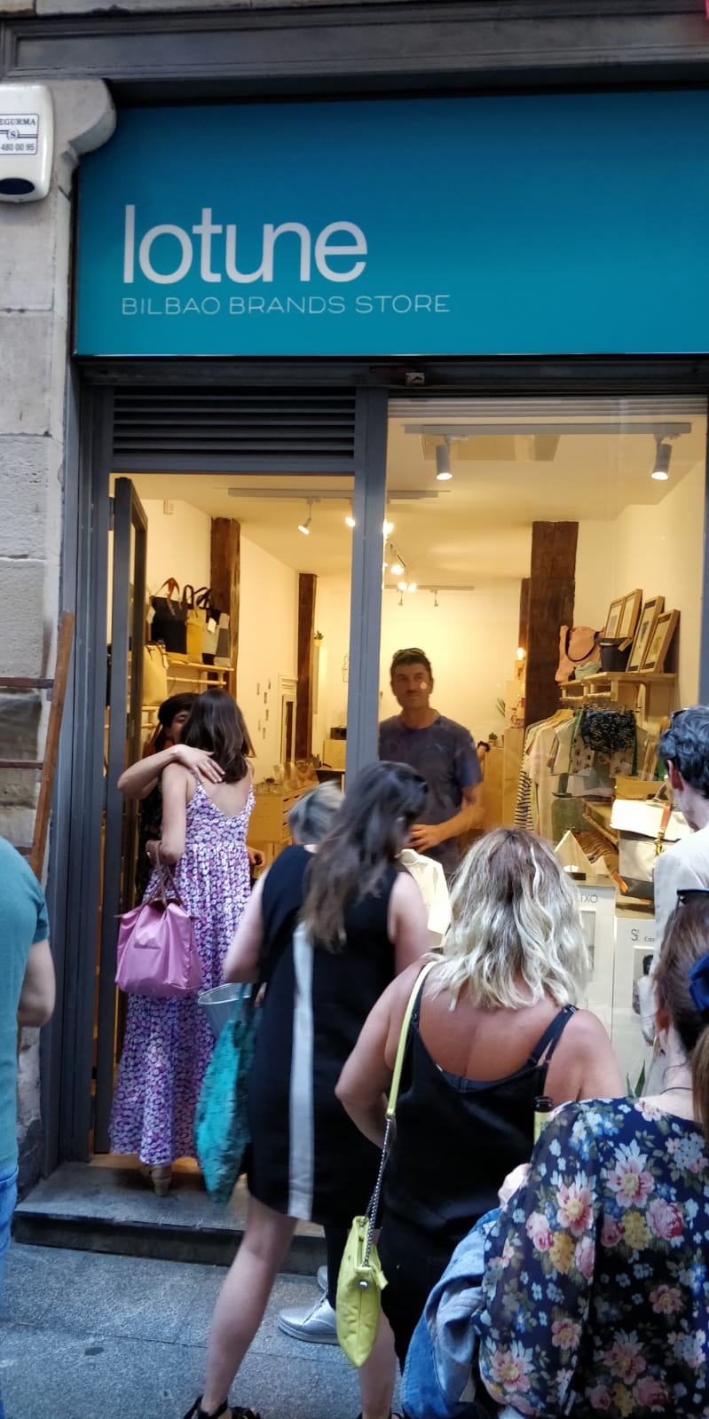 Estas emprendedoras salen de sus talleres para establecerse en un comercio de la calle Carnicería Vieja, donde venden y dan visibilidad a sus artículos hechos a mano