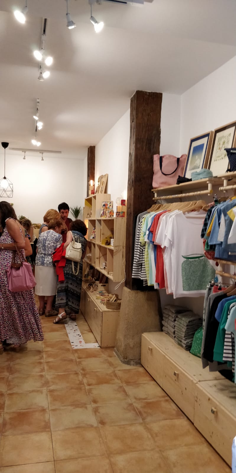 Estas emprendedoras salen de sus talleres para establecerse en un comercio de la calle Carnicería Vieja, donde venden y dan visibilidad a sus artículos hechos a mano