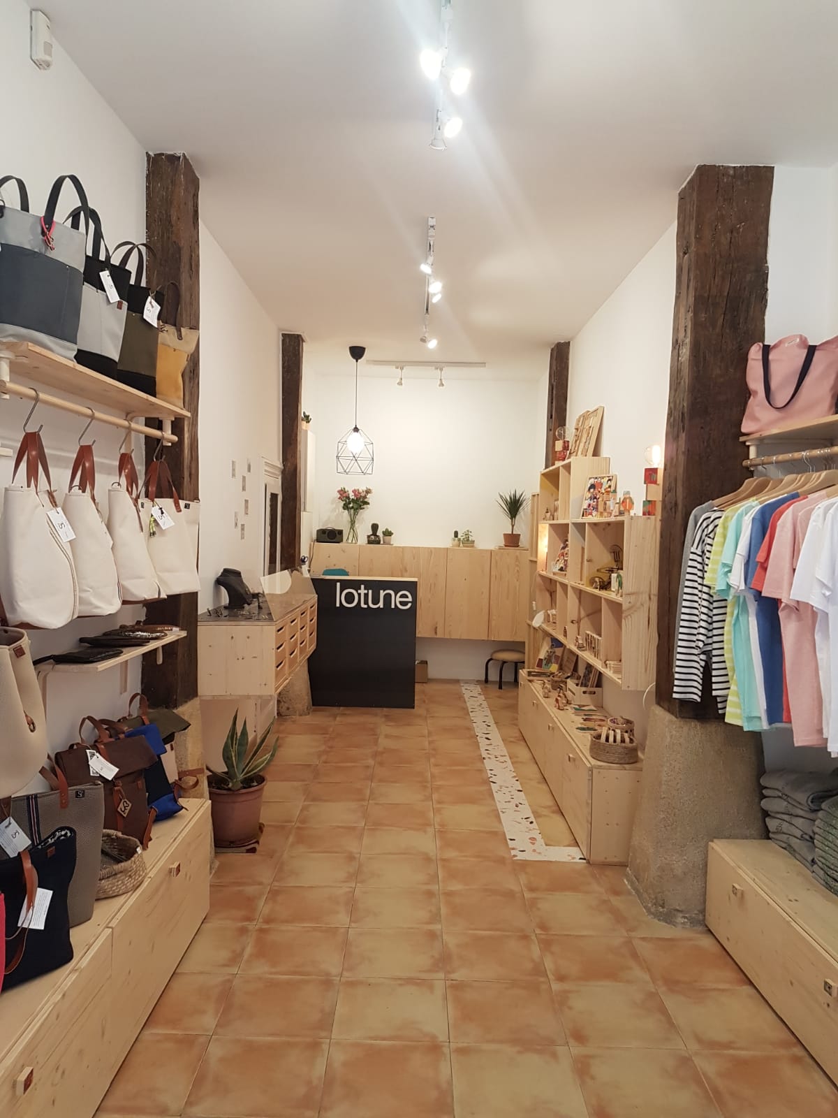 Estas emprendedoras salen de sus talleres para establecerse en un comercio de la calle Carnicería Vieja, donde venden y dan visibilidad a sus artículos hechos a mano