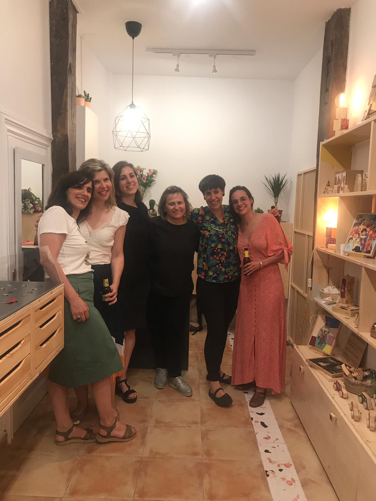 Estas emprendedoras salen de sus talleres para establecerse en un comercio de la calle Carnicería Vieja, donde venden y dan visibilidad a sus artículos hechos a mano