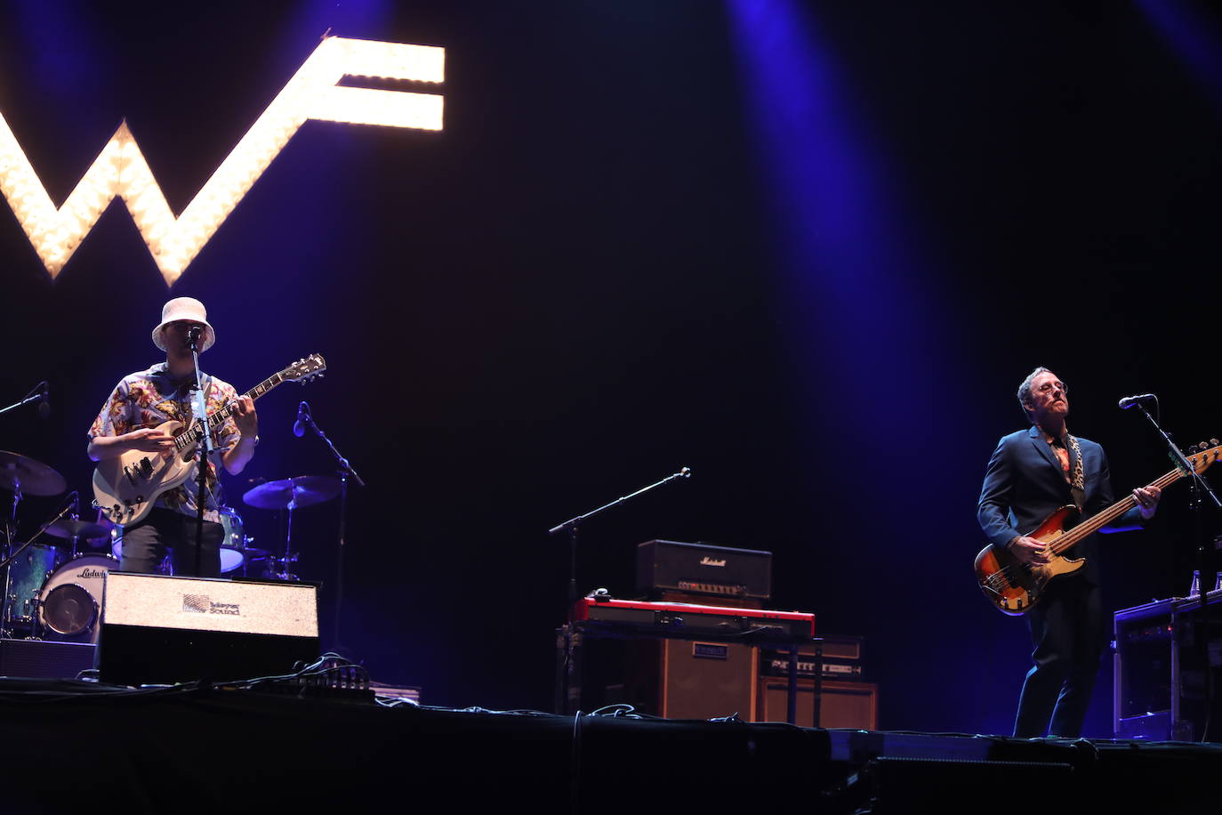 El cuarteto californiano planteó un concierto raro, con varios clásicos concentrados al principio y su habitual selección excéntrica de versiones