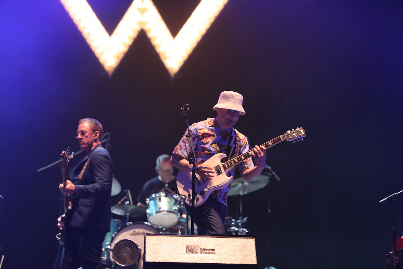 El cuarteto californiano planteó un concierto raro, con varios clásicos concentrados al principio y su habitual selección excéntrica de versiones