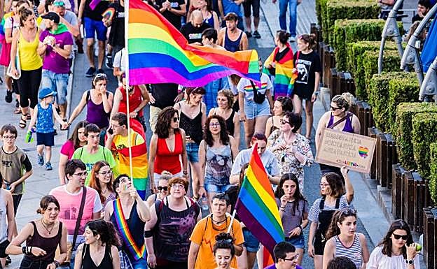 Manifestación de apoyo al colectivo LGTBI en Vitoria.