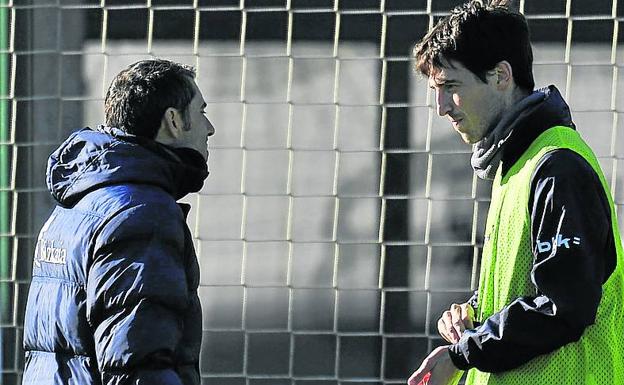 Valverde charla con Iraola en una sesión de 2013.