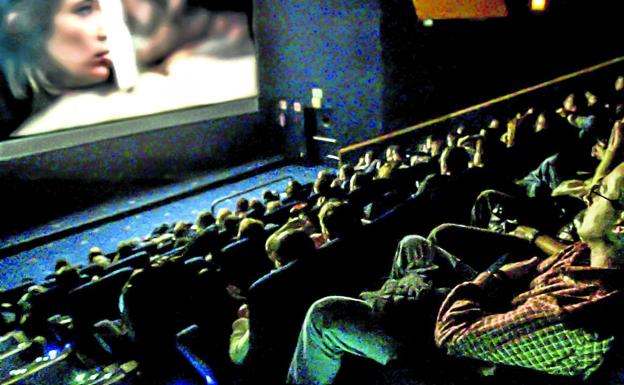 De media, alrededor de 13.000 alaveses acuden a la semana a las salas de cine para ver una proyección.