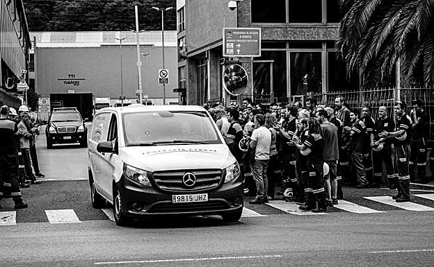 traumático. Los operarios de Tubacex aplauden a la salida del féretro de Ibai, el joven de 24 años fallecido cuando sólo llevaba dos semanas contratado.