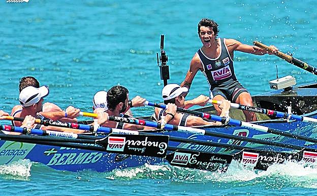 Lur Uribarren trata de dominar la 'Bou Bizkaia' en 'popare'.