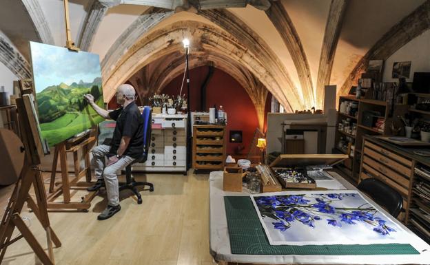 El estudio, impoluto, suspendido bajo la cúpula de la antigua iglesia.