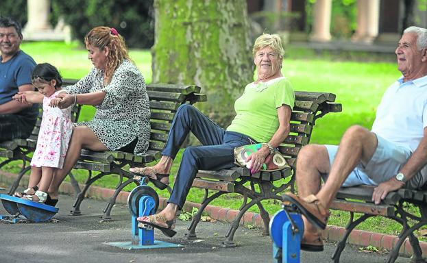 Atraer a los mayores, y no tan mayores, a los parques de la ciudad es un reto del Ayuntamiento, como se aprecia en la imagen tomada ayer en Doña Casilda. 