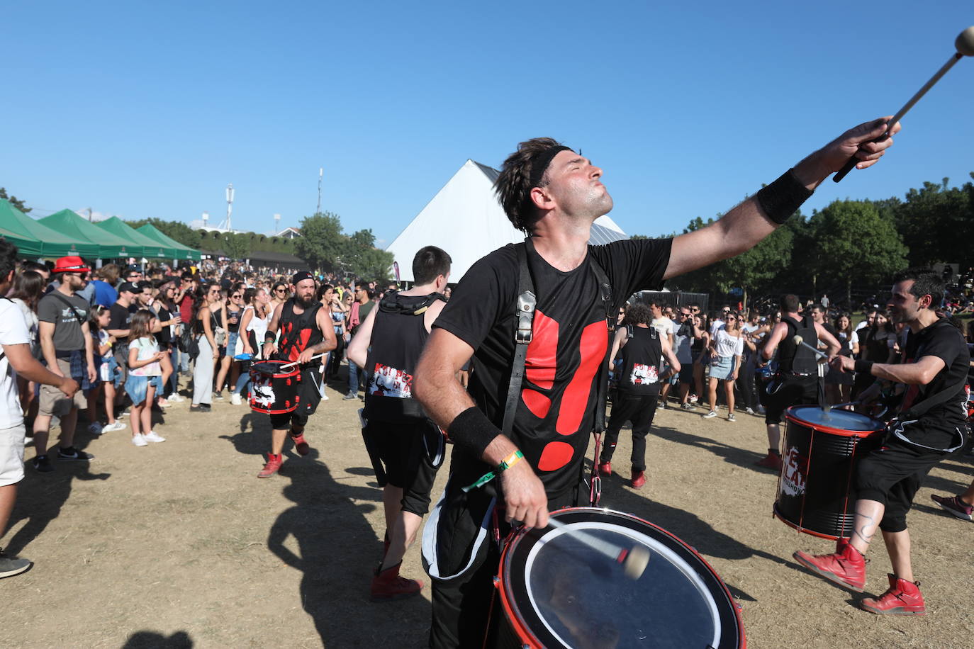 El trío navarro se despide de Bilbao ante 20.000 fans entregados en el concierto más multitudinario jamás ofrecido por una banda euskaldun