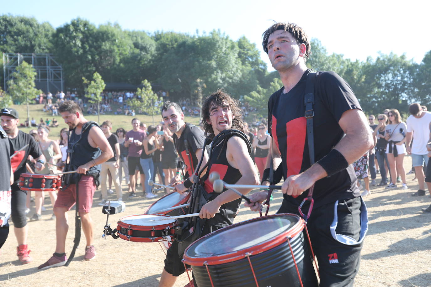 El trío navarro se despide de Bilbao ante 20.000 fans entregados en el concierto más multitudinario jamás ofrecido por una banda euskaldun