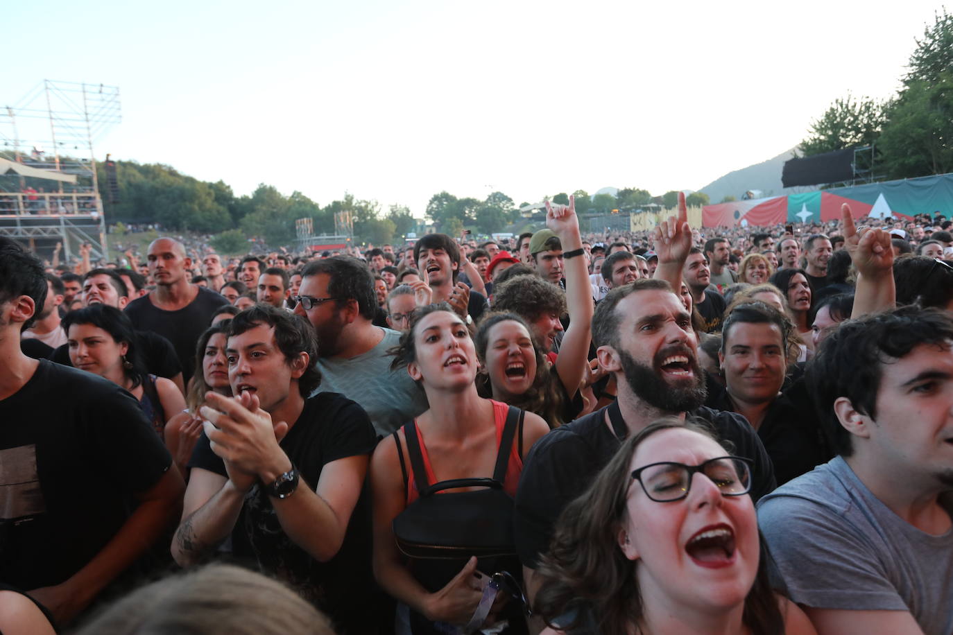 El trío navarro se despide de Bilbao ante 20.000 fans entregados en el concierto más multitudinario jamás ofrecido por una banda euskaldun