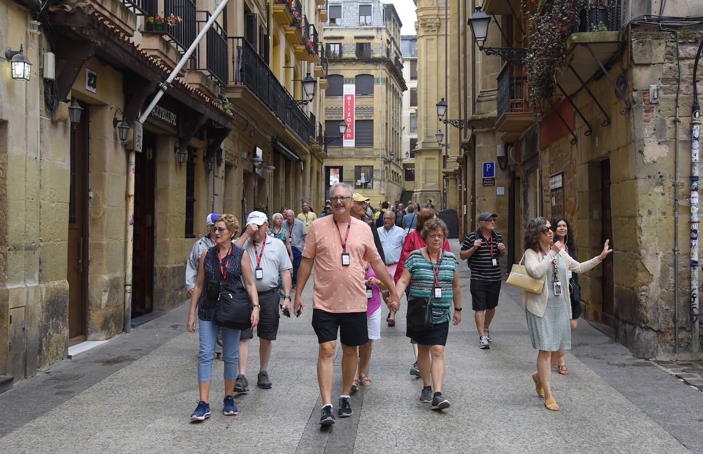 Para realizar el estudio se han analizado los precios en cada ciudad teniendo en cuenta nueve variables: noches de hotel, coche de alquiler, cena para dos, una copa, una cerveza, un café, dos entradas para el teatro, una carrera en taxi y un billete sencillo de autobús.