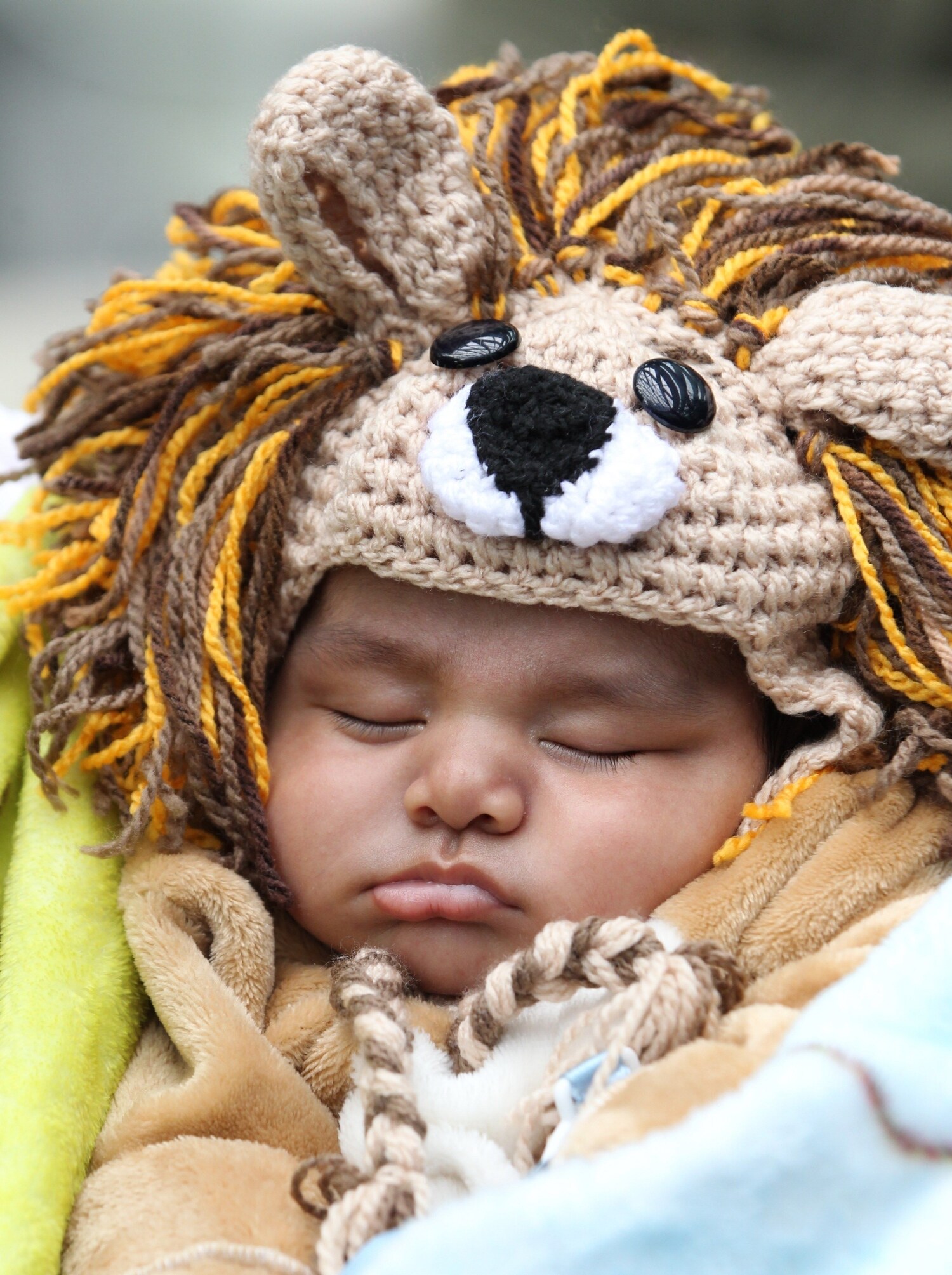 Un bebé con un gorro de león duerme durante la presentación de la película "El rey león" en Ciudad de México (México). 