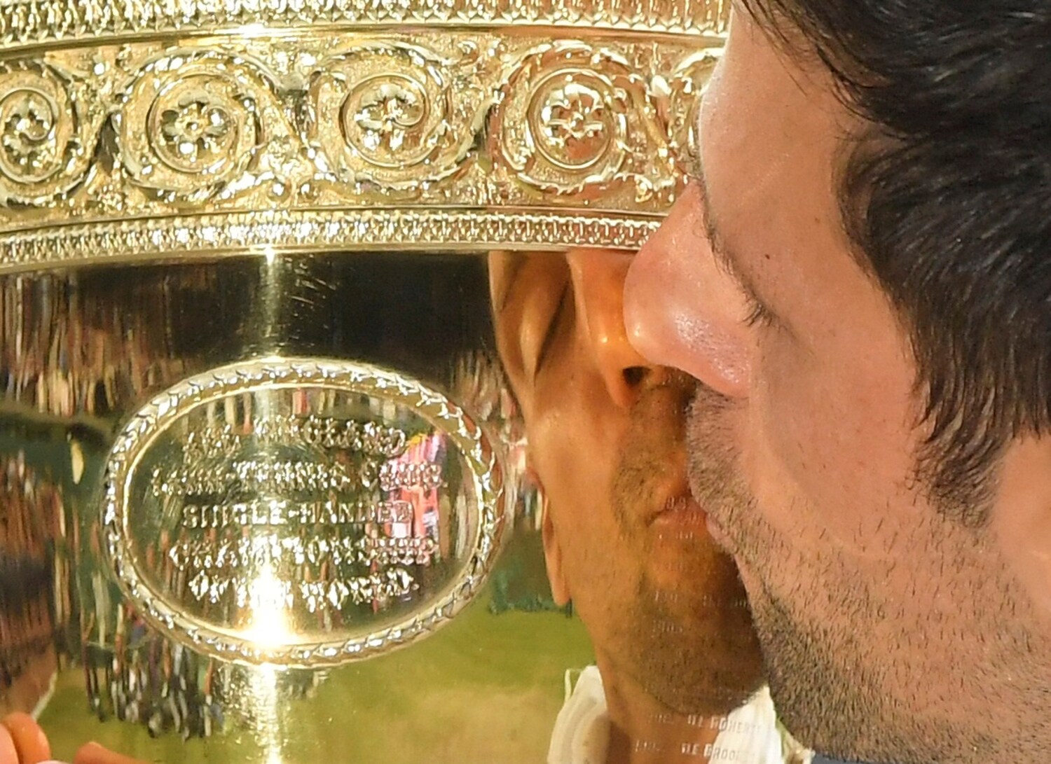 El serbio Novak Djokovic besa su trofeo como campeón de Wimbledon 