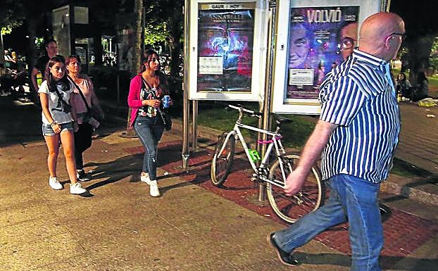 Jenifer Tejero, Lucía González y su madre Ana Santiago son escoltadas por un miembro del equipo de acompañamiento.