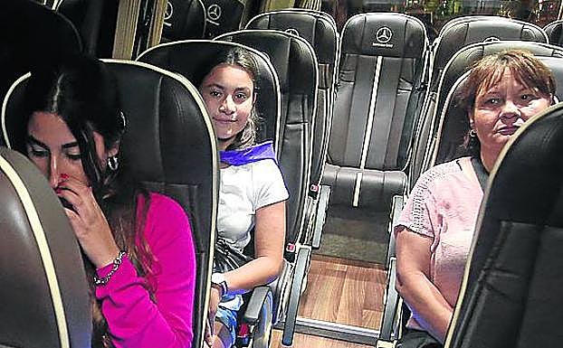 Las tres usuarias en el microbús camino de su casa.