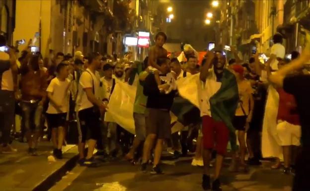 Los argelinos de Bilbao se echan a la calle para celebrar la clasificación de su selección