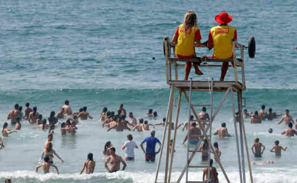 Socorristas vigilan a los bañistas en una playa. 