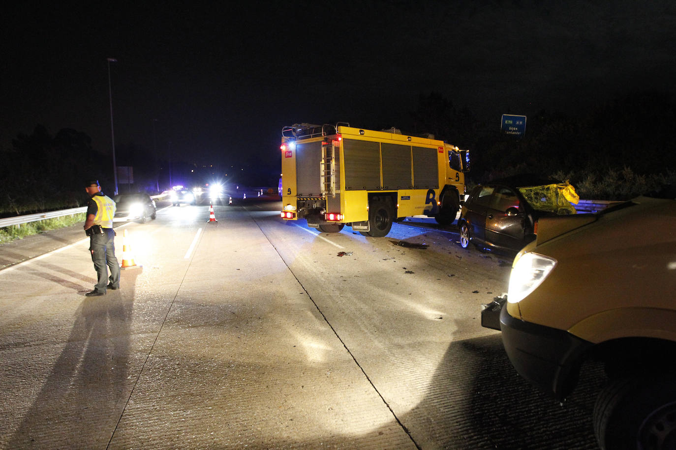 El conductor circulaba en sentido Avilés y provocó un accidente múltiple. Uno de los heridos se encuentra grave.