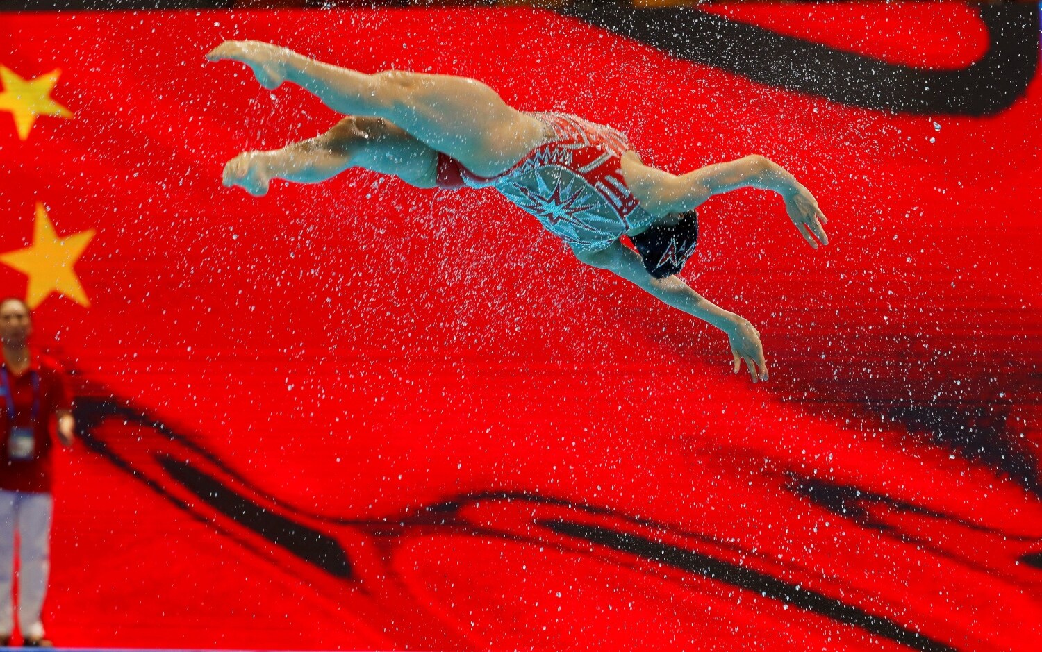 Una nadadora del equipo chino de natación artística compite en la final de la rutina de equipo técnico de los Campeonatos del Mundo de natación, en el centro deportivo Yeomju de Gwangju (Corea del Sur). 