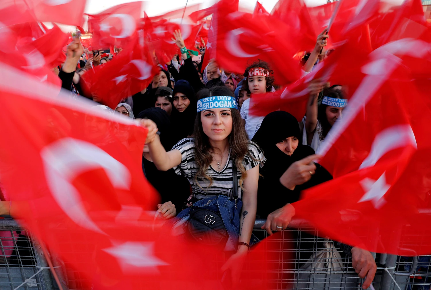 Partidarios del presidente turco, Tayyip Erdogan, ondean banderas nacionales durante una ceremonia que marca el tercer aniversario del intento de golpe de estado en el aeropuerto Ataturk en Estambul, Turquía