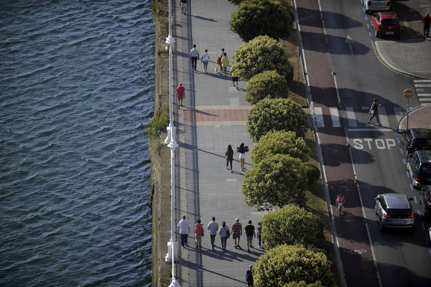 Paseo y bidegorri junto a la ría.