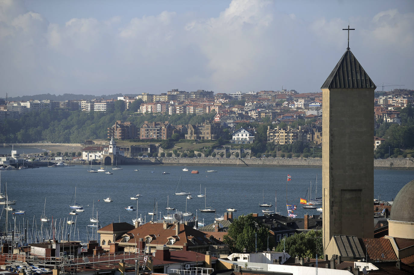 El puerto deportivo de Getxo, con Arriluce al fondo.