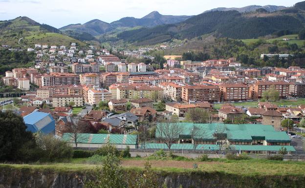 El colegio Latiorro en primer término. Al fondo, Llodio. 