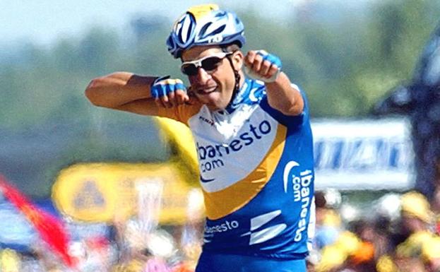 Juan Antonio Flecha emula a un arquero durante la celebración de su victoria en el Tour en 2003.