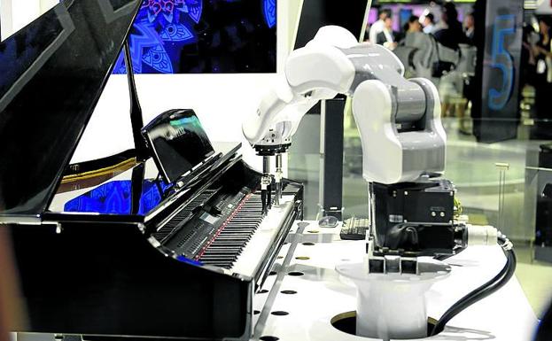 Robot al piano, programado para ambientar locales con música 'en vivo'. 