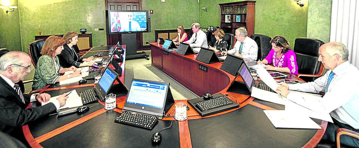 El lehendakari participó en el Consejo de Gobierno a través de videoconferencia.