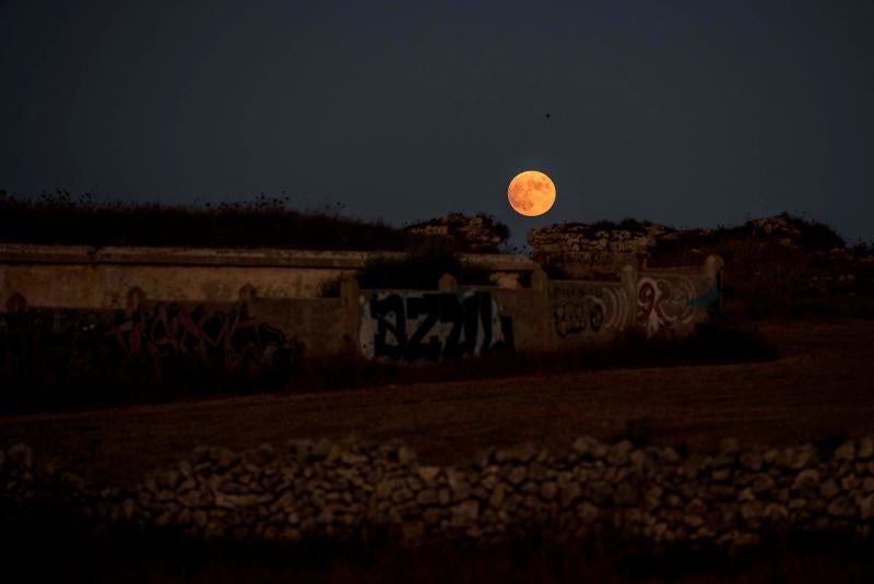 Anoche fue complicado contemplar en Euskadi el eclipse lunar parcial a consecuencia de la nubosidad.