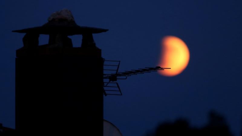 Anoche fue complicado contemplar en Euskadi el eclipse lunar parcial a consecuencia de la nubosidad.